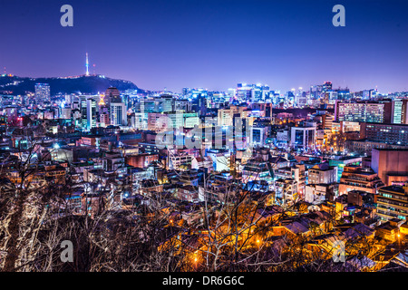 Seoul, Corea del Sud skyline con Monte Namsan e Torre di Seoul. Foto Stock