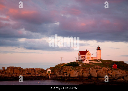 Tramonto come tempesta si avvicina oltre Nubble (Cape Neddick) faro nel Maine. Foto Stock