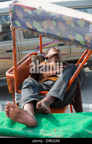 Un rickshaw driver dormire a Delhi, India. Foto Stock