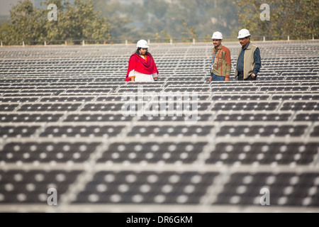 Lavoratori a 1 MW di energia solare stazione gestito da Tata power sul tetto di una società di elettricità di Delhi, India. Foto Stock