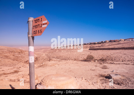 Israele. Un segnavia vicino thetown di Arad nel deserto del Negev Foto Stock