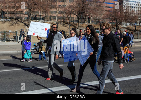 Denver, Colorado, Stati Uniti d'America - 20 gen 2014. Dimostranti sfilata dal parco cittadino al Civic Center Park al ventottesimo Marade annuale per commemorare il dottor Martin Luther King. Il Marade a Denver è pubblicizzato come il più grande tale celebrazione nel paese. Credit: Ed Endicott/Alamy Live News Foto Stock