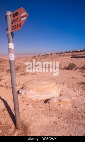 Israele. Un segnavia vicino thetown di Arad nel deserto del Negev Foto Stock