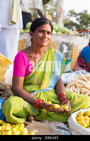 Le donne indiane vendita di limoni in una strada del mercato di Puttaparthi, Andhra Pradesh, India Foto Stock