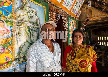 Pulire l uomo, mentre la moglie giacente con notebook sul divano di casa  Foto stock - Alamy