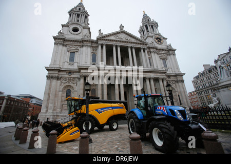 Full-size New Holland mietitrebbia e un trattore parco antistante la cattedrale di San Paolo a Londra Gran Bretagna 16 Gennaio 2013 Foto Stock