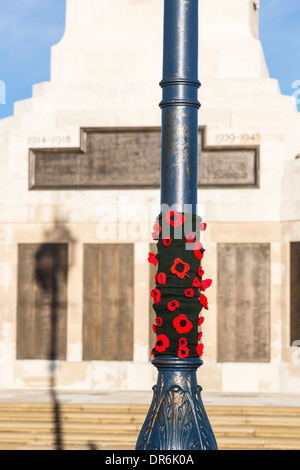 Maglia a mano e lavorati a maglia papaveri rossi sulla lampada posta nella parte anteriore del Navale di Portsmouth estensione Memorial, Portsmouth, Hants, Regno Unito Foto Stock