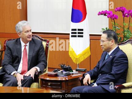 Seoul. Xxi gen, 2014. Il vice ministro degli Esteri della Corea del Sud Kim Kyou-hyun (R) soddisfa con U.S. Il vice Segretario di Stato William Burns a Seoul, Gennaio 21, 2014. Credito: Peng Qian/Xinhua/Alamy Live News Foto Stock