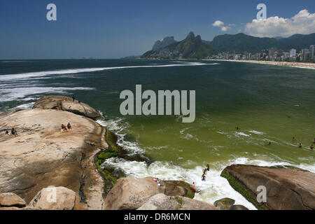 Rio de Janeiro, 20 gennaio 2014. Un problema ricorrente in estate di 2014, una lunga schiuma di mare appare sul Rio costa, che qui mostrano il mare da Arpoador, Ipanema e Leblon spiagge. Secondo le autorità si tratta di una innocua proliferazione di alghe causati dal calore, ma gli esperti sostengono che il fenomeno, sebbene naturale, è intensificata la presenza di acque luride. Rio de Janeiro, Brasile. Credito: Maria Adelaide Silva/Alamy Live News Foto Stock