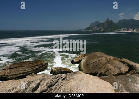 Rio de Janeiro, 20 gennaio 2014. Un problema ricorrente in estate di 2014, una lunga schiuma di mare appare sul Rio costa, che qui mostrano il mare da Arpoador, Ipanema e Leblon spiagge. Secondo le autorità si tratta di una innocua proliferazione di alghe causati dal calore, ma gli esperti sostengono che il fenomeno, sebbene naturale, è intensificata la presenza di acque luride. Rio de Janeiro, Brasile. Credito: Maria Adelaide Silva/Alamy Live News Foto Stock