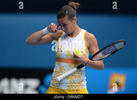 Melbourne, Australia. Xxi gen, 2014. Flavia PENNETTA di Italia reagisce durante le donne singoli quarti match contro Li Na della Cina al Australian Open di tennis nel torneo di Melbourne, Australia, Gennaio 21, 2014. Pennetta ha perso 0-2. Credito: Li Jundong/Xinhua/Alamy Live News Foto Stock