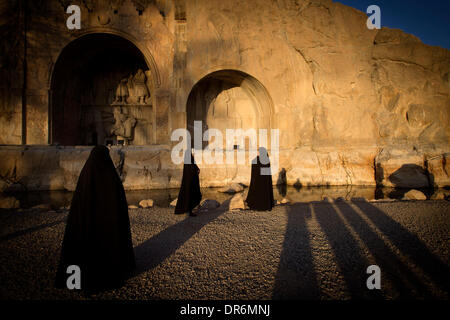 Kermanshah, Iran. Xxi gen, 2014. Turisti visitano Taq-e Bostan nell'antica città di Kermanshah,'Iran occidentale, il 20 gennaio 2014. Taq-e Bostan è un sito con una serie di grande rilievo di roccia d'epoca della Persia sasanide di Persia, la dinastia iraniana che governò Asia occidentale da 226 a 650 annuncio. © Ahmad Halabisaz/Xinhua/Alamy Live News Foto Stock