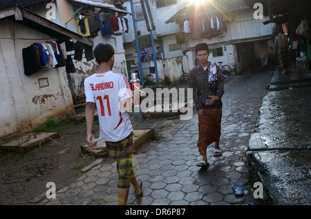 Gli studenti nel islamico boarding school Lirboyo, Kediri, East Java. Foto Stock