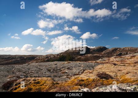 Norwegian paesaggio di montagna con il profondo blu del cielo molto nuvoloso Foto Stock