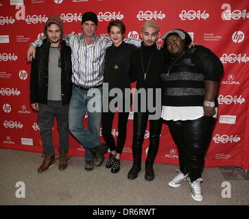Park City, UT, STATI UNITI D'AMERICA. Xx gen, 2014. Shiloh Fernandez, Christopher Meloni, Shailene Woodley, Mark Indelicato, Gabourey Sidibe presso gli arrivi per il bianco uccello IN BLIZZARD Premiere al Sundance Film Festival 2014, il Teatro Eccles, Park City, UT 20 gennaio 2014. Credito: James Atoa/Everett raccolta/Alamy Live News Foto Stock