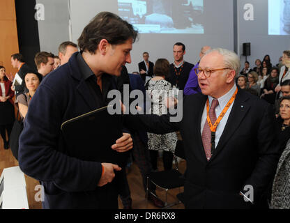 Monaco di Baviera/GERMANIA - gennaio 20: giornalista ed editore di Jakob Augstein (l)incontra il dottor Hubert Burda durante la vita digitale Design (DLD) Conferenza in occasione del Forum di HVB nel Gennaio 20, 2014 a Monaco di Baviera, Germania. DLD è una rete globale sull'innovazione, digitalizzazione, la scienza e la cultura che si collega alle aziende, ai creativi e i leader sociali, opinionisti e influenzatori di conversazione di crossover e di ispirazione. (Foto: picture alliance / Tobias Hase) Foto Stock