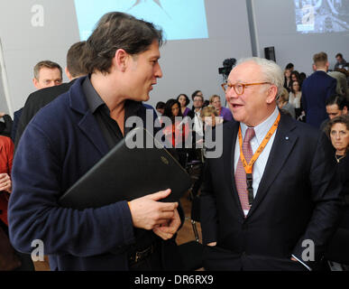 Monaco di Baviera/GERMANIA - gennaio 20: giornalista ed editore di Jakob Augstein (l)incontra il dottor Hubert Burda durante la vita digitale Design (DLD) Conferenza in occasione del Forum di HVB nel Gennaio 20, 2014 a Monaco di Baviera, Germania. DLD è una rete globale sull'innovazione, digitalizzazione, la scienza e la cultura che si collega alle aziende, ai creativi e i leader sociali, opinionisti e influenzatori di conversazione di crossover e di ispirazione. (Foto: picture alliance / Tobias Hase) Foto Stock