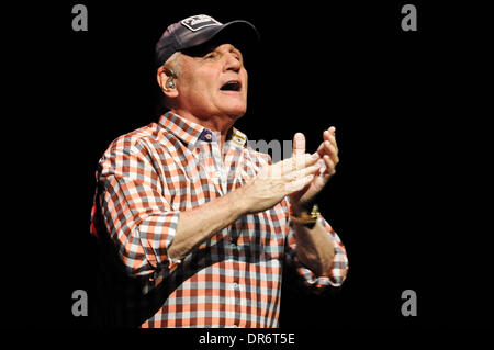 Austin, Texas, Stati Uniti d'America. Xix gen, 2014. AUSTIN, TX - gennaio 19: musicista Bruce Johnston dei Beach Boys esegue in concerto a ACL Live at Moody Theatre on gennaio 19, 2014 in Austin, Texas. Credito: Manuel Nauta/NurPhoto/ZUMAPRESS.com/Alamy Live News Foto Stock