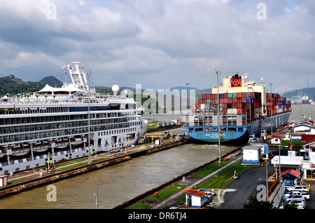 Canale di Panama, Mol eccellenza nave portacontainer e battello da crociera passando attraverso Miraflores Locks Foto Stock