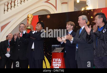 La Paz in Bolivia. Xxi gen, 2014. Il presidente boliviano Evo Morales (3 L) detiene la Coppa del Mondo FIFA con la FIFA rappresentante Pekka Odriozola 3 (R) al palazzo del governo di La Paz, Bolivia, il 20 gennaio 2014. La Coppa del Mondo FIFA ha iniziato il suo tour nel settembre scorso e terminerà il suo percorso in Brasile nel mese di aprile. Credito: Jorge Mamani/ABI/Xinhua/Alamy Live News Foto Stock