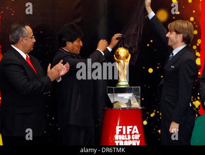 La Paz in Bolivia. Xxi gen, 2014. Il presidente boliviano Evo Morales (C) svela la Coppa del Mondo FIFA con la FIFA rappresentante Pekka Odriozola 3 (R) al palazzo del governo di La Paz, Bolivia, il 20 gennaio 2014. La Coppa del Mondo FIFA ha iniziato il suo tour nel settembre scorso e terminerà il suo percorso in Brasile nel mese di aprile. Credito: Jorge Mamani/ABI/Xinhua/Alamy Live News Foto Stock