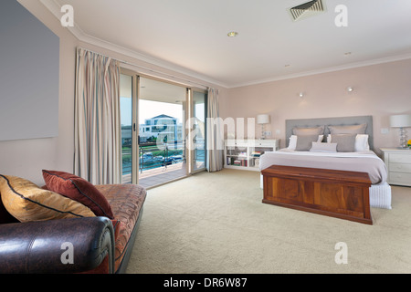 Elegante camera da letto matrimoniale con balcone in australian mansion Foto Stock