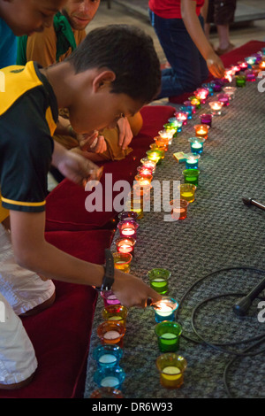 Le candele per illuminazione a Piazza Greenmarket Chiesa Metodista di Cape Town, accendendo candele per Mandela - Africa del Sud Foto Stock