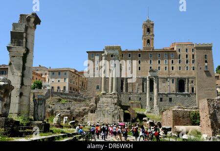 Roma, Italia. 14 Maggio, 2013. Vista del Palazzo Senatorio ('Senators' Palace', indietro) dal Forum Romanum in Roma, Italia, 14 maggio 2013. Foto: Waltraud Grubitzsch - nessun filo servizio/dpa/Alamy Live News Foto Stock