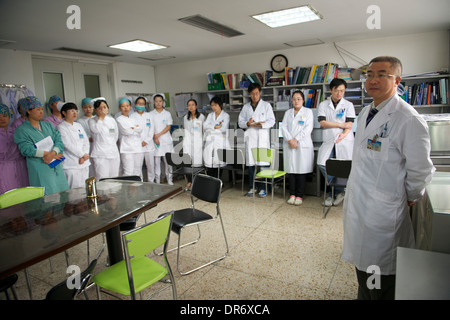 I medici e gli infermieri di cambio quotidiano incontro a Pechino il cancro ospedale. 18-ott-2013 Foto Stock