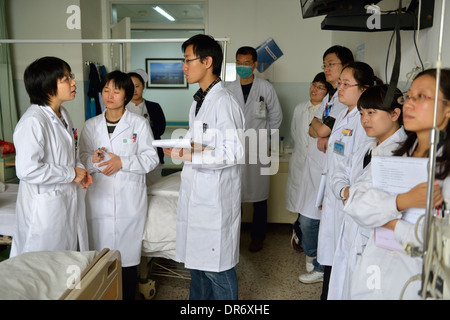 I medici e gli infermieri di cambio quotidiano incontro a Pechino il cancro ospedale. 18-ott-2013 Foto Stock