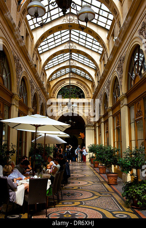 Storico porticato coperto a Parigi, Francia Foto Stock