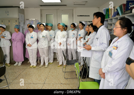 I medici e gli infermieri di cambio quotidiano incontro a Pechino il cancro ospedale. 18-ott-2013 Foto Stock