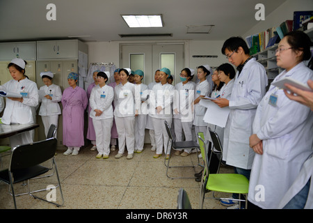 I medici e gli infermieri di cambio quotidiano incontro a Pechino il cancro ospedale. 18-ott-2013 Foto Stock
