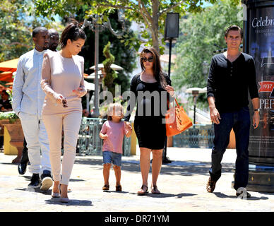 Kim Kardashian, Kanye West, Mason Dash Disick, Scott Disick e molto incinta Kourtney Kardashian Kim Kardashian va a Calabasas Baby Boutique con la sua famiglia e il fidanzato di Los Angeles, California - 30.06.12 Foto Stock