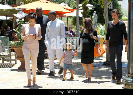 Kim Kardashian, Kanye West, Mason Dash Disick, Scott Disick e molto incinta Kourtney Kardashian Kim Kardashian va a Calabasas Baby Boutique con la sua famiglia e il fidanzato di Los Angeles, California - 30.06.12 Foto Stock