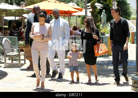 Kim Kardashian, Kanye West, Mason Dash Disick, Scott Disick e molto incinta Kourtney Kardashian Kim Kardashian va a Calabasas Baby Boutique con la sua famiglia e il fidanzato di Los Angeles, California - 30.06.12 Foto Stock