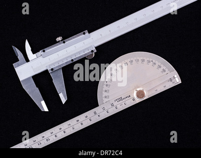 Calibri a corsoio e goniometro isolato su nero Foto Stock