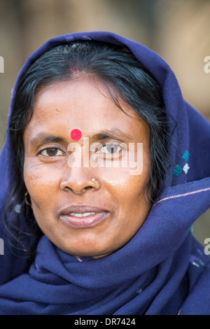 Gli abitanti di un villaggio in una remota isola nel Sunderbans, una bassa area sdraiato, vulnerabile di innalzamento del livello del mare, India. Foto Stock