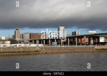 Kingston Bridge M8 sul fiume Clyde Glasgow Scotland Gennaio 2014 Foto Stock