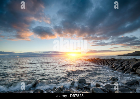 Tramonto a Kimmeridge sulla spiaggia di Jurassic Coast in Dorset Foto Stock