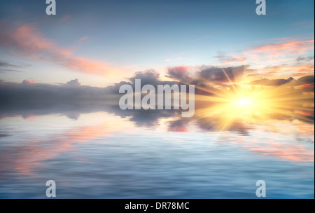Cielo di tramonto riflesso su acqua Foto Stock