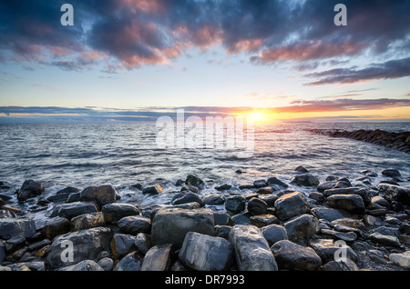 Tramonto a Kimmeridge sulla spiaggia di Jurassic Coast in Dorset Foto Stock