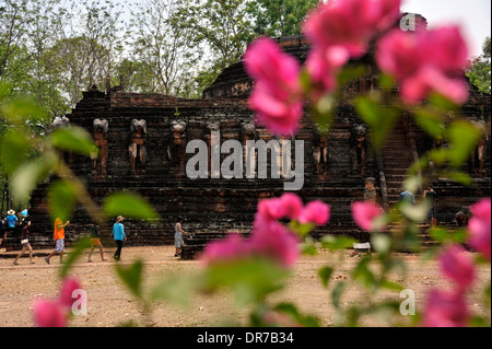 Antico palazzo rovine presso il Kamphaeng Phet Historical Park, Thailandia. Foto Stock