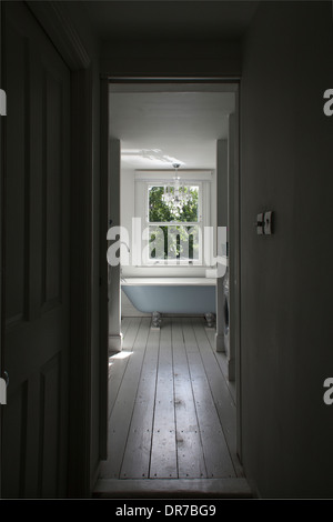 Highbury casa vittoriana con conversione moderno, bagno tradizionale sul parquet verniciato e finestra a ghigliottina Foto Stock