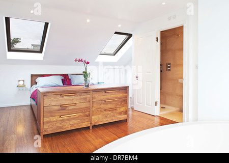 Highbury casa contemporanea conversione, camera da letto matrimoniale e stanza da bagno con doccia Foto Stock