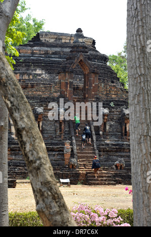 Visitatori presso il palazzo storico e le rovine di Kamphaeng Phet in Thailandia. Foto Stock