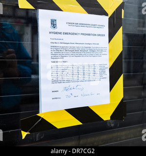 Un consiglio della contea di emergenza di igiene divieto su un chip shop finestra chiusa per violare la sicurezza alimentare regolamenti, REGNO UNITO Foto Stock