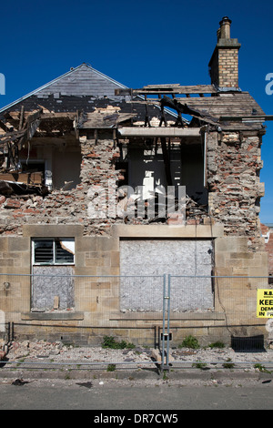 Parte la demolizione di un edificio residenziale. Foto Stock