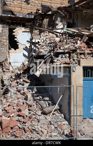 Parte la demolizione di un edificio residenziale. Foto Stock