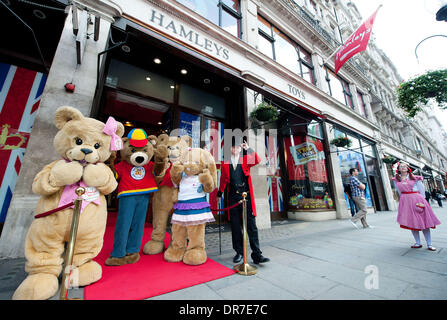 Hattie, Bearemy, Hamley, Pawlette e signor Hamley Il Hamley di costruire-un-Bear Workshop Grand Opening su Regent Street a Londra, Inghilterra - 14.06.12 Foto Stock